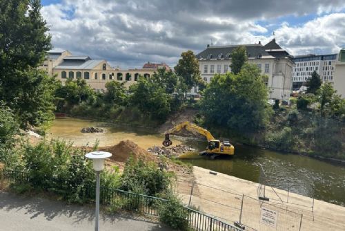 obrázek:Pod hladinou Radbuzy pracují stavbaři. Staré potrubí nahradí nová shybka