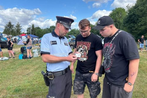 obrázek:Policie po Pekelném ostrově rozdává alkohol testery. Řidiče varuje před zbytkovým alkoholem
