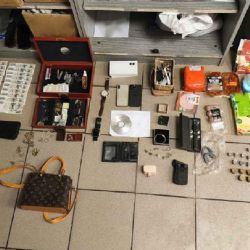 Policie v Plzni dopadla zloděje s košem na prádlo plným kradených věcí