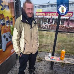 Popíjel vodku na zastávce, policie mu alkohol zabavila
