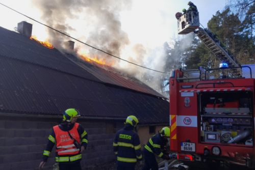 obrázek:Požár u Lhoty zničil polovinu střechy, škoda je dva miliony