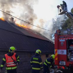 Požár u Lhoty zničil polovinu střechy, škoda je dva miliony
