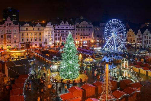 obrázek:Primátor a biskup dnes rozsvítí vánoční strom za doprovodu Moniky Bagárové