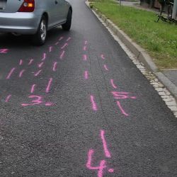 Řidička neovládla vztek a záměrně najela do cyklistů. Hrozí jí až tříletý trest vězení