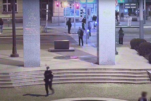 obrázek:Sdílená kola přinášejí své problémy. Cyklisté v Plzni jezdí na červenou i po chodníku