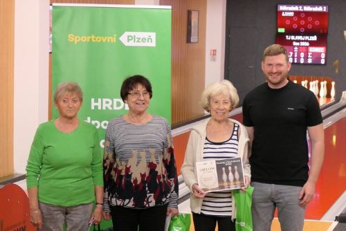 obrázek:Senioři v Plzni poprvé soutěžili v kuželkách. Nejstaršímu hráči bylo 85 let