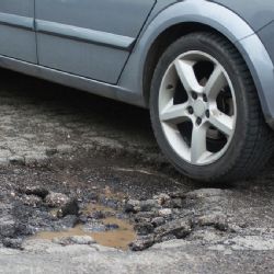 Silničáři v kraji vyrazli do boje s výtluky na silnicích, hlaste je přímo SÚSPK