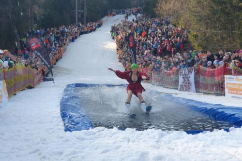 obrázek:Špičák chystá o víkendu tradiční jízdu přes louži. Recesistická tečka za zimou