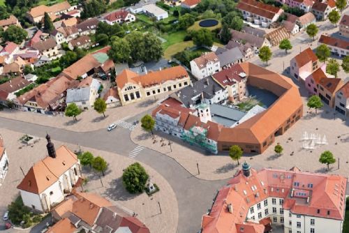 obrázek:Starý Plzenec rozjíždí dostavbu centra. V Smetance vznikne park s jezírkem a novým hřištěm