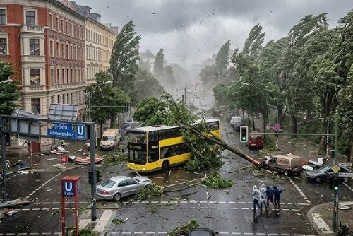 obrázek:Tornáda v Německu strhávala střechy. Západní Čechy bouřky zasáhly podstatně mírněji