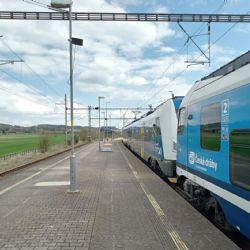 U Chodové Plané zemřel muž po srážce s nákladním vlakem. Provoz stál 2,5 hodiny