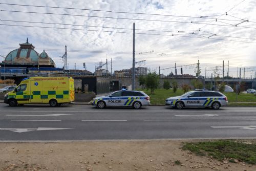 obrázek:U plzeňského nádraží zasahovala policie. Opilý muž ohrožoval lidi nožem