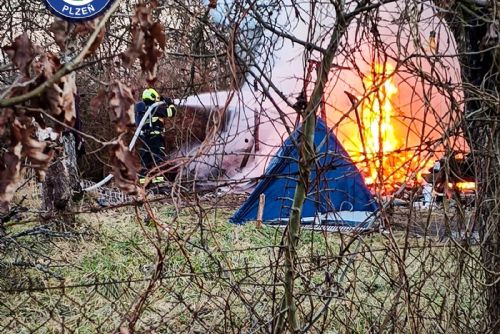 obrázek:V Božkově vzplála dřevěná chatka, zřejmě od kamen