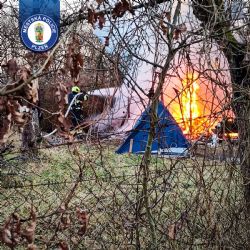 V Božkově vzplála dřevěná chatka, zřejmě od kamen