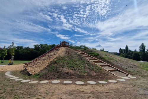 obrázek:V Plzni můžete využít nový dětský park U Ježíška. Láká na čtyřmetrovou skluzavku