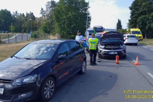 obrázek:V Třemošné se ráno srazila čtyři auta, tři lidé zraněni. Doprava stála v koloně
