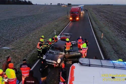 obrázek:Vážná nehoda u Stodu - řidička Mini Cooperu vyproštěna hasiči