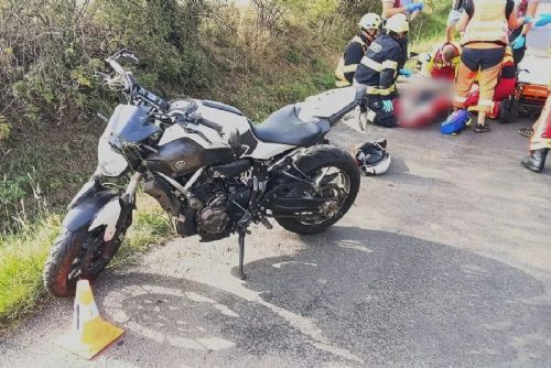 obrázek:Vážná nehoda u Strašic zastavila dopravu. Pro zraněného motorkáře letěl vrtulník