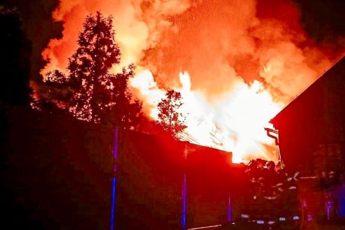 obrázek:Vzduchem létaly kusy eternitu. Noční požár ve Zbirohu ohrožoval hasiče i truhlárnu