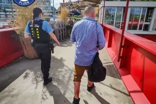obrázek:Známé tváře v centru Plzně neunikly strážníkům. Oba muže hledala policie