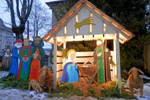 Foto: V Radnicích bude i v letošním roce zářit betlém, strom i kašna, první radnická adventní neděle bude patřit záchranářům