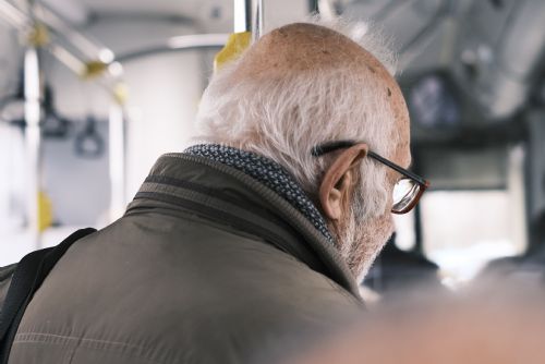 obrázek:Předvolební sliby mizí jako pára. Vyšší slevy pro seniory a studenty na jízdné se také vzdalují