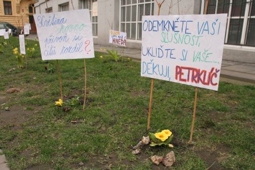 Obrázek - Na Masarykově náměstí protestují květiny proti psím výkalům na chodnících a ve veřejné zeleni 