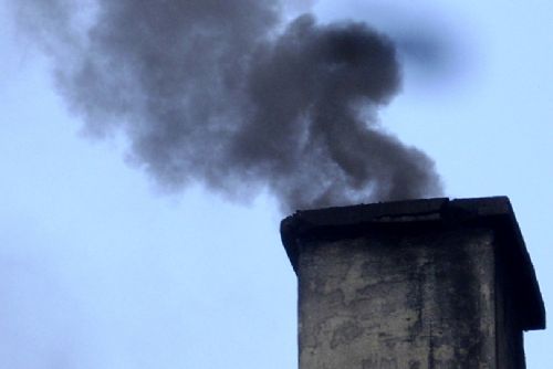 Foto: Ve vesnicích na Domažlicku se zas víc kouří z komínů