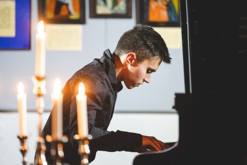 Obrázek - Pavel Vondráček je fenomenální mladý klavírista, který kombinuje prvky klasické hudby s populární hudbou (foto: Jan Strnad)