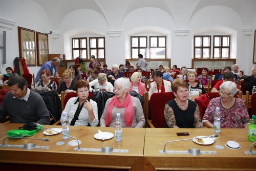 Obrázek - Senioři dostali diplomy za studium na Virtuální Univerzitě třetího věku