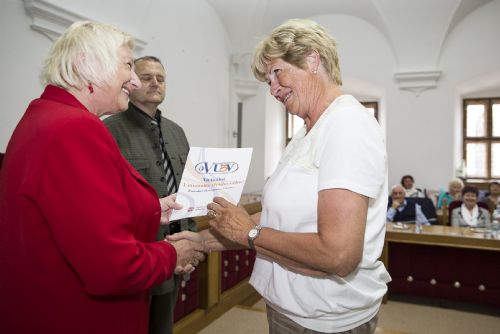 Obrázek - Senioři dostali diplomy za studium na Virtuální Univerzitě třetího věku