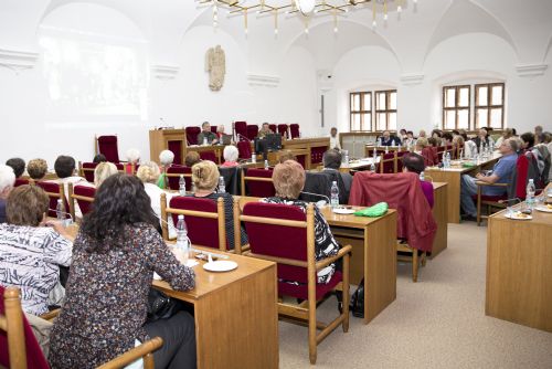 Obrázek - Senioři dostali diplomy za studium na Virtuální Univerzitě třetího věku