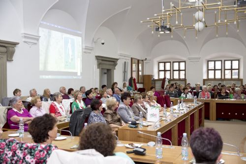 Obrázek - Senioři dostali diplomy za studium na Virtuální Univerzitě třetího věku