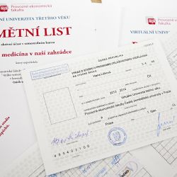 Senioři dostali diplomy za studium na Virtuální Univerzitě třetího věku