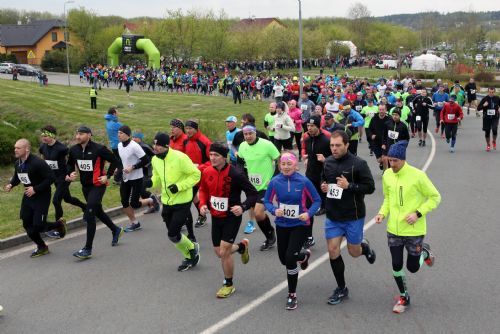 Foto: Voda pomáhá na letošním Krajském půlmaratonu