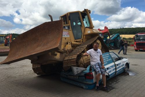 Obrázek - Zaparkoval na vyhrazeném stání a auto mu přejel buldozer