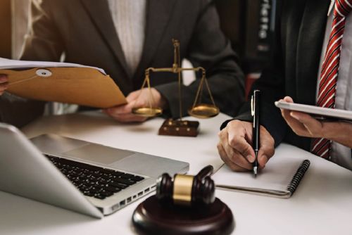 obrázek:Advokátní úschovy pod přísnějším dohledem. Plzeňský případ ukazuje, proč se mění pravidla