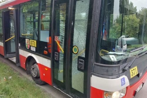 obrázek:Agresor zaútočil na autobus, hrozí mu až rok vězení