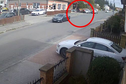 Foto: Auto srazilo těhotnou ženu a dceru, policie vyšetřuje nehodu