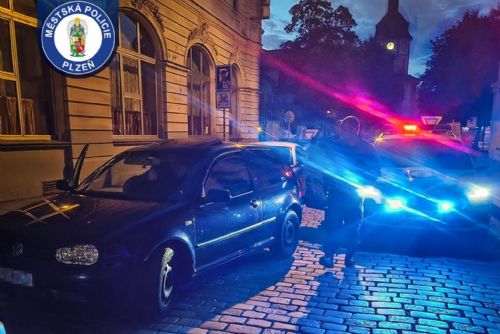 obrázek:Bez řidičáku, bez technické a s cizí značkou. Usmiřovací mise v Plzni skončila u policie