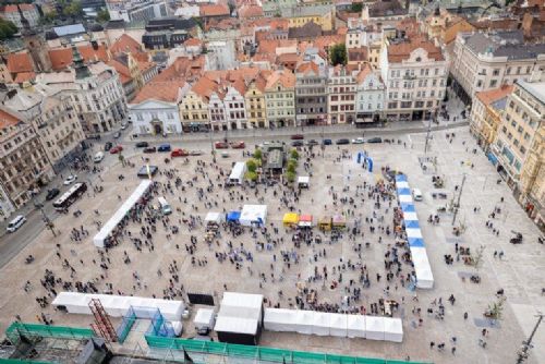 obrázek:Centrum Plzně se proměnilo v obří venkovní učebnu. Den se ZČU přilákal tisíce návštěvníků