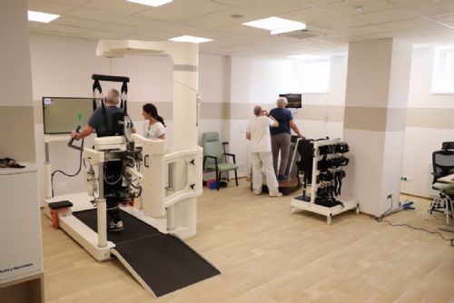 obrázek:FN Plzeň otevřela centrum robotické rehabilitace. Pacientům pomáhá znovu chodit