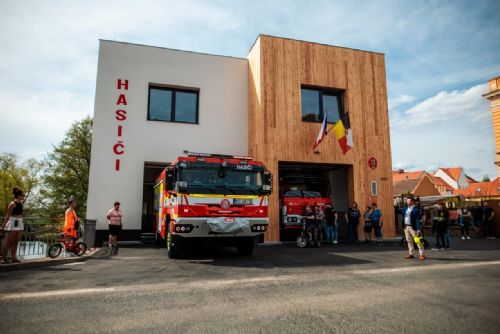 obrázek:Hasiči z Touškova mají novou Tatru. Kvůli cisterně museli rozšířit i zbrojnici