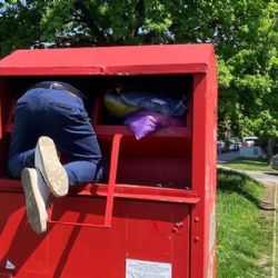Konec kontejnerů na textil. Lákaly vandalismus, Plzeň chce zastavit nepořádek