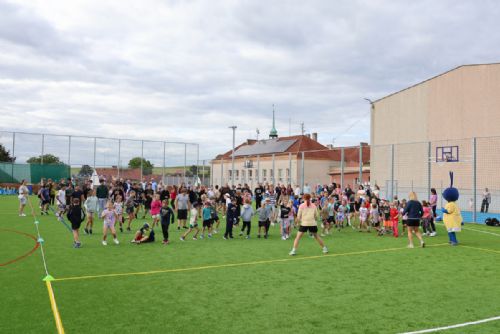 obrázek:Kožlany otevřely nové multifunkční hřiště za 19 milionů. Sloužit bude i veřejnosti