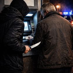 Loupež v Plzni, muž bez hotovosti skončil u bankomatu s nožem u těla