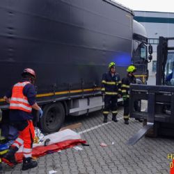 Muž vážně zraněn pod koly kamionu