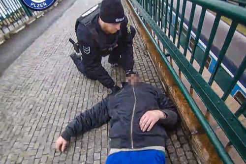 obrázek:Na lávce našli muže v křečích. Záchranná služba ho převezla do nemocnice