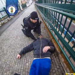 Na lávce našli muže v křečích. Záchranná služba ho převezla do nemocnice