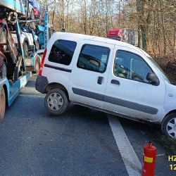 Nehoda kamionu s osobním autem U Kasejovic - řidič zraněn